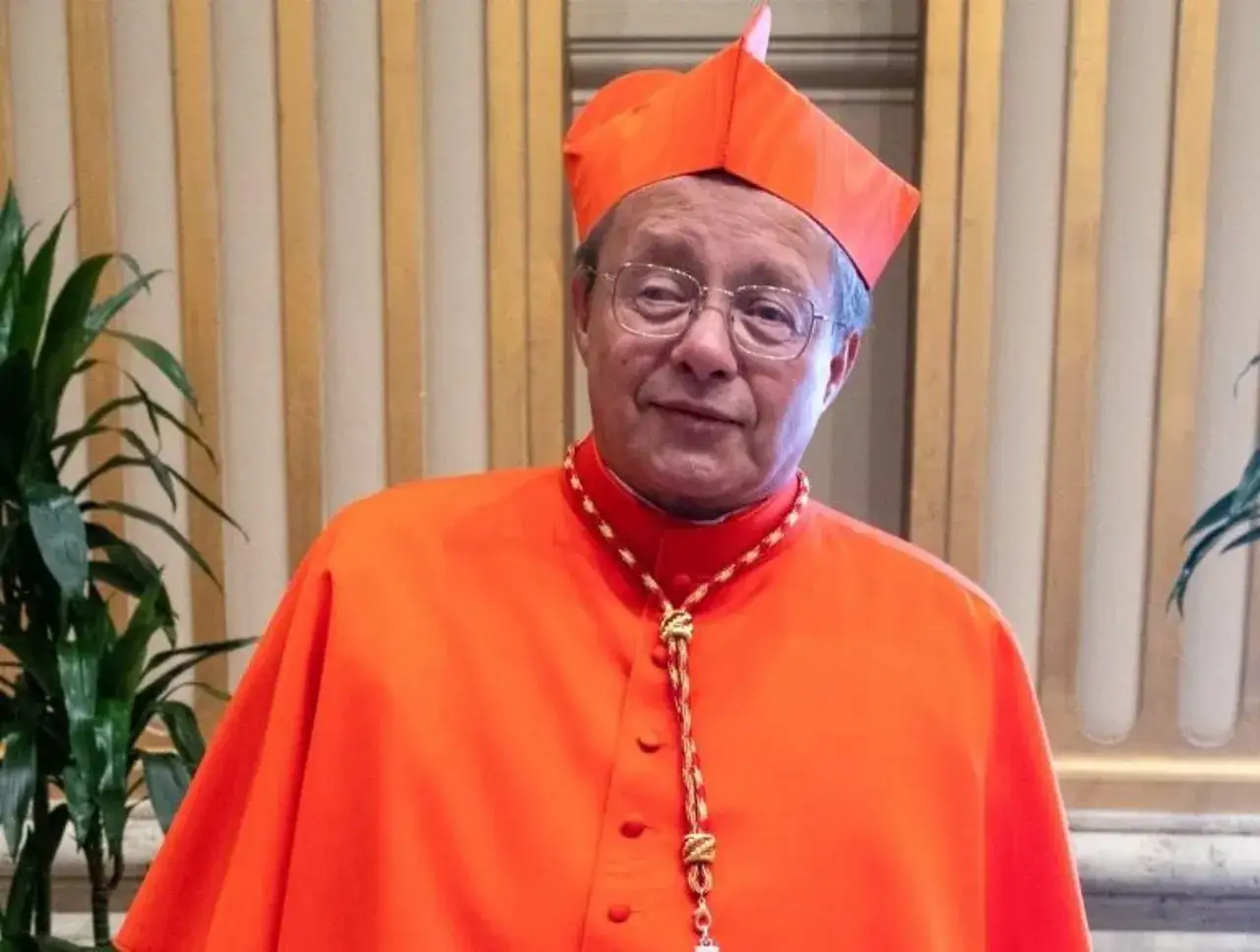 Kardynał w stroju liturgicznym, jeden z polskich kardynałów.