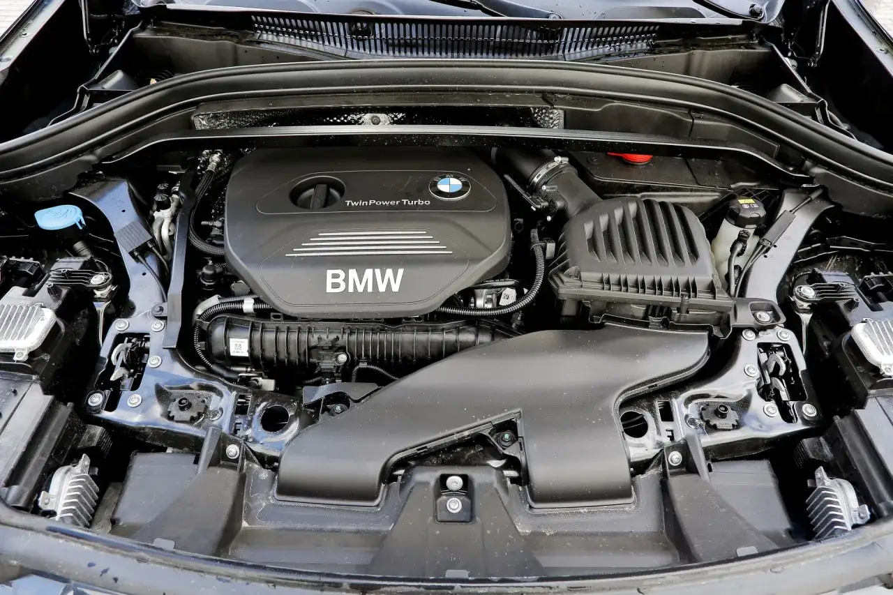 Silnik TwinPower Turbo w BMW X1 F48. Czysty i zadbany, gotowy do drogi.