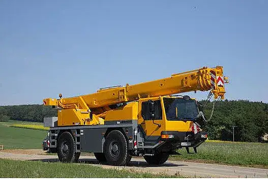 Zdjęcie Ile waży dźwig? Porównanie wag różnych modeli dźwigów budowlanych