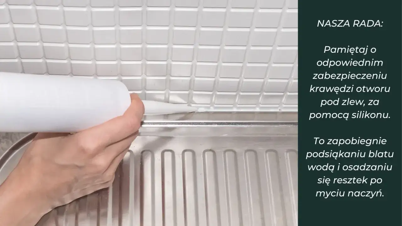 Nakładanie silikonu przy krawędzi zlewu, by zapobiec podciekaniu wody. Porada jak zamontować zlewozmywak nakładany bez otworów.