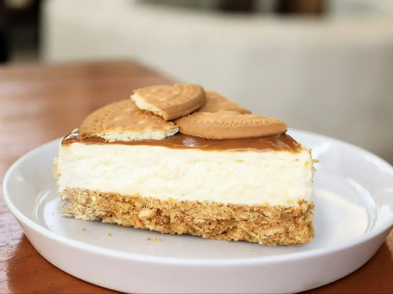 Sernik z budyniem, z kruchym spodem i biszkoptami na wierzchu. Idealny przepis na deser.