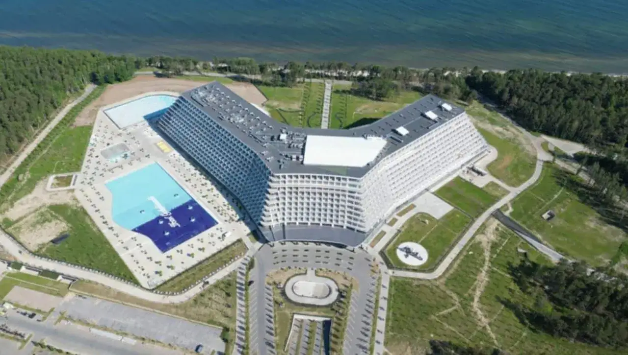 Nowy hotel Gołębiewski w Pobierowie, z basenami i widokiem na morze, oferuje atrakcyjną pracę.