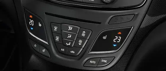 panel klimatyzacji manualnej i automatycznej w samochodzie