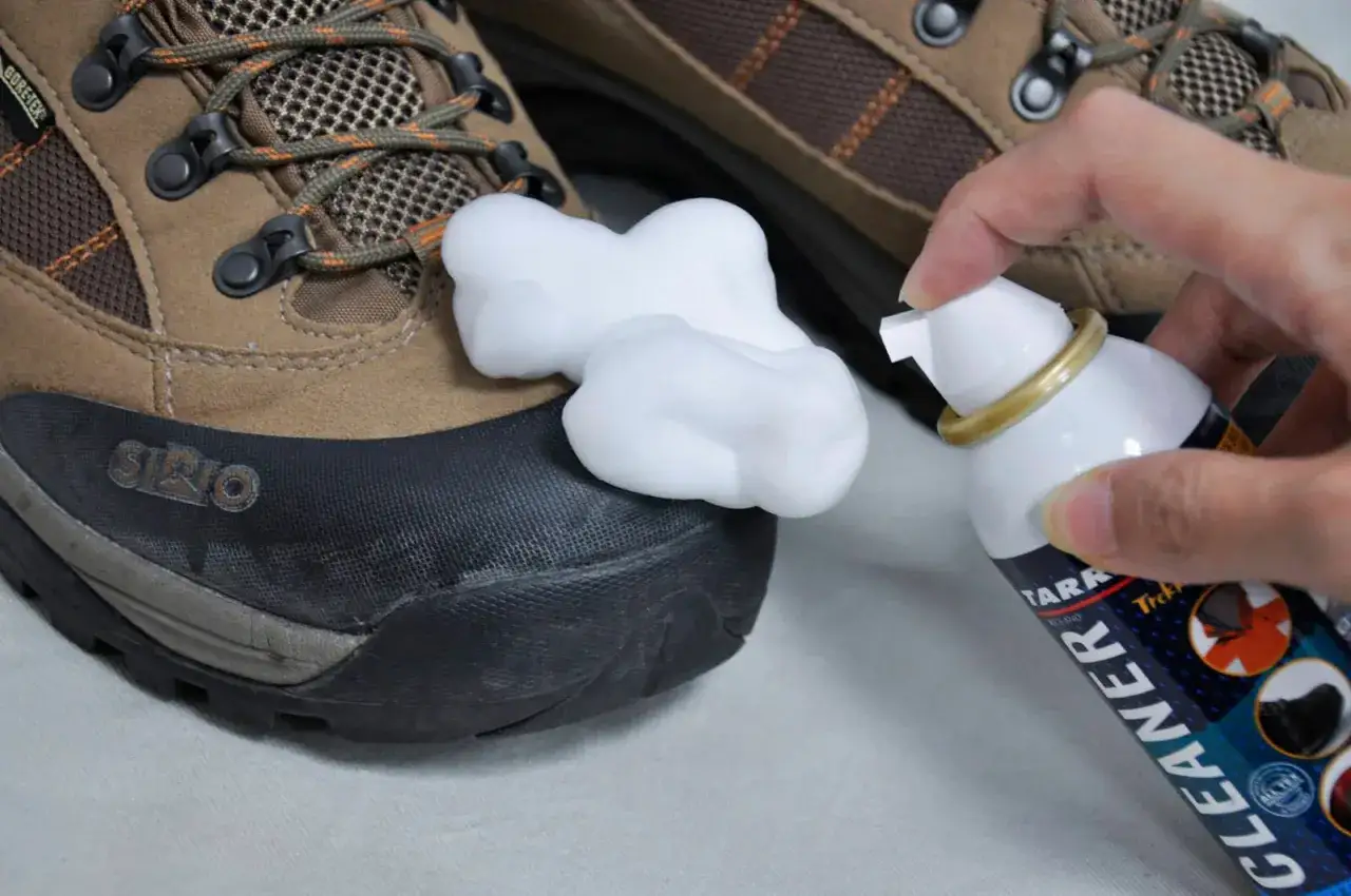Piana czyszcząca na bucie trekkingowym z membraną Gore-Tex. Dowiedz się, jak prać Gore-Tex, by zachować jego właściwości.