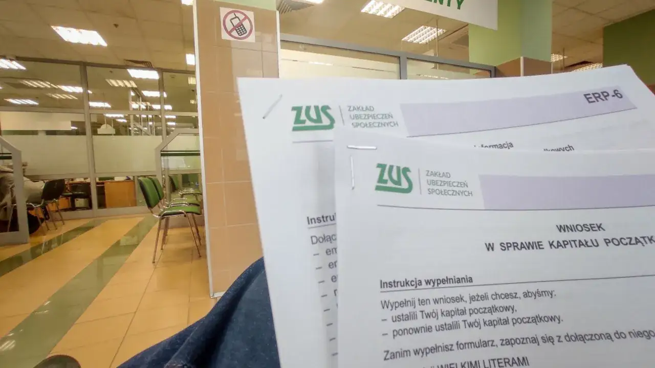 Pracujący emeryt wypełniający dokumenty ZUS