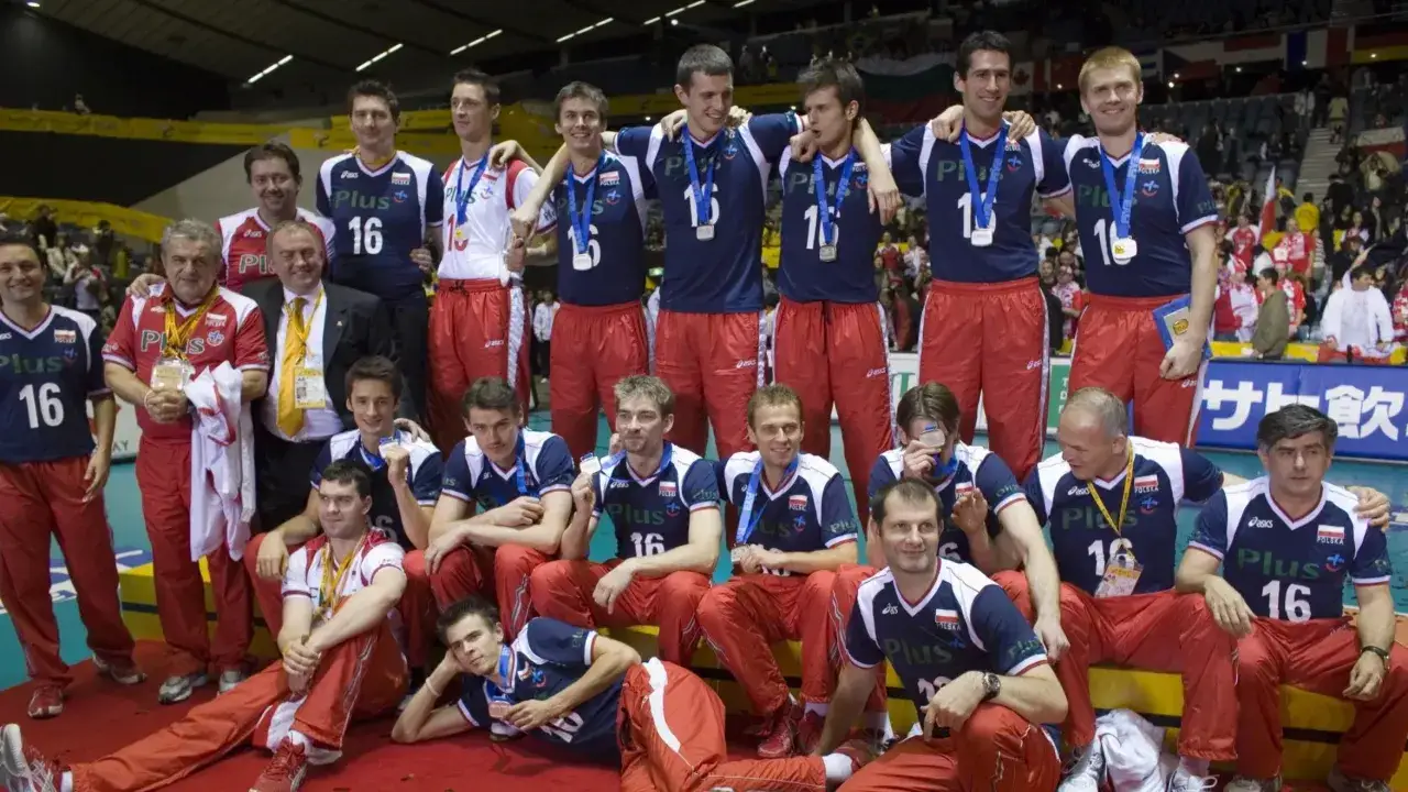 Siatkarze Polski świętują sukces, ich stroje z numerem 16 i medale świadczą o zwycięstwie. Tabela mistrzostw świata siatkarzy z pewnością pokaże ich wysoką pozycję.