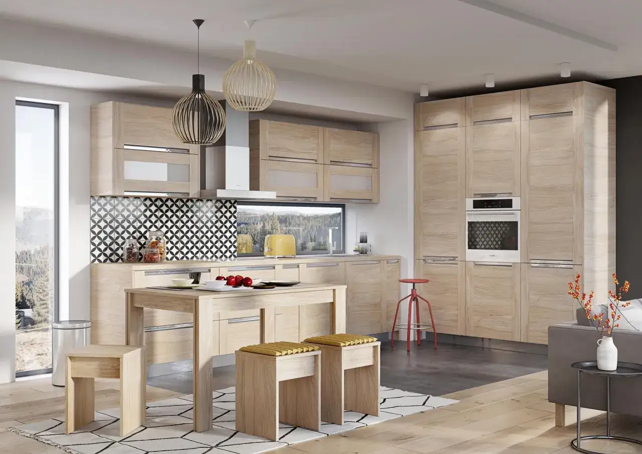 Nowoczesna kuchnia z drewnianymi frontami i czarno-białym wzorem na ścianie. Widać tu płynne łączenie podłogi drewnianej z płytkami, tworzące harmonijną całość.