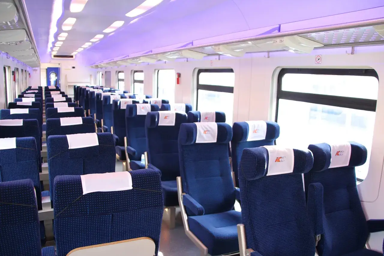 Wnętrze pociągu TLK PKP Intercity przedział bezprzedziałowy