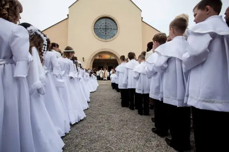 dzieci w kościele podczas Pierwszej Komunii Świętej