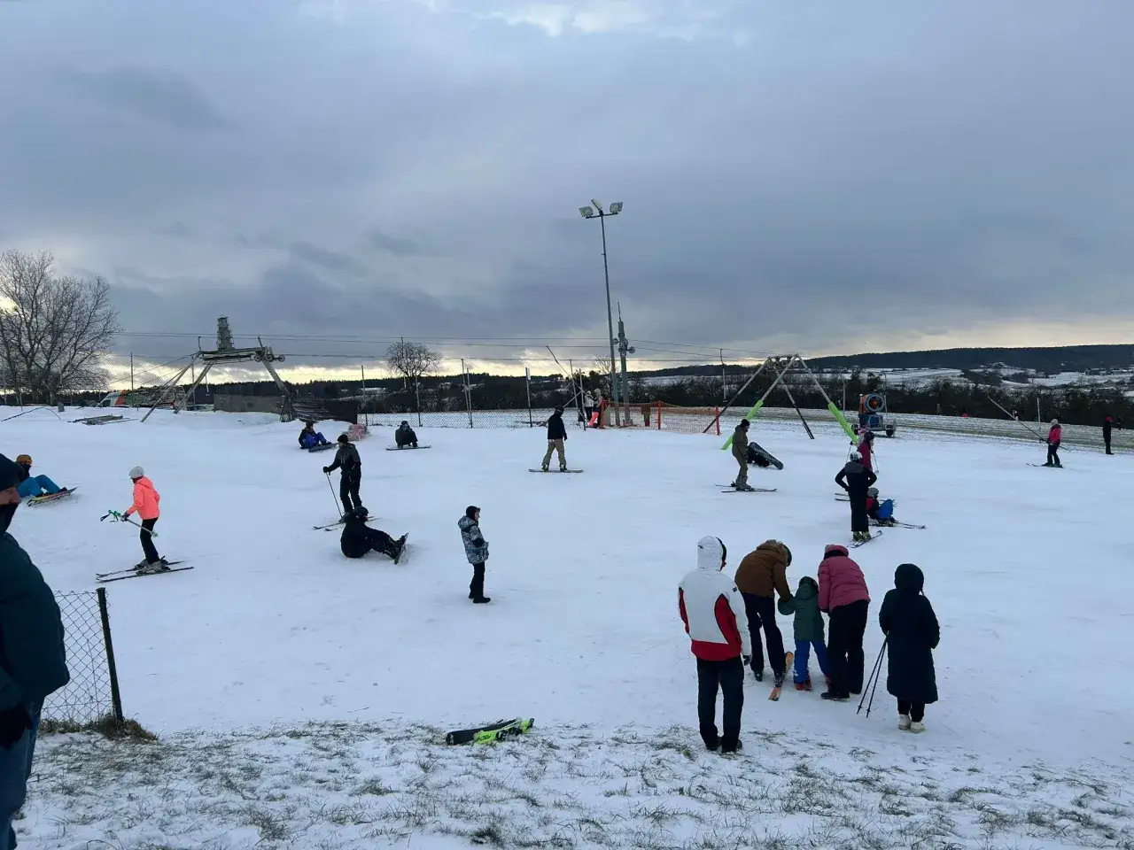 Ludzie jeżdżą na nartach i snowboardach na ośnieżonym stoku. Idealne miejsce, gdzie na narty w Kujawsko-Pomorskiem.