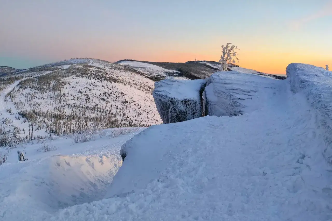 Mroźne skały i ośnieżone wzg&oacute;rza. Takie g&oacute;ry w Istebnej zachwycają o wschodzie słońca.