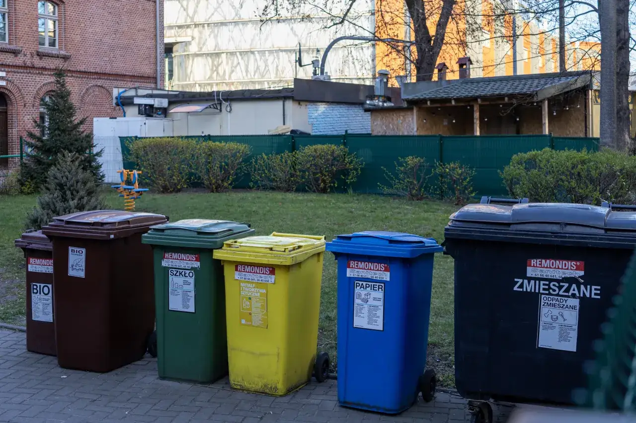 Ziemię z doniczek wyrzucaj do brązowego pojemnika na odpady BIO. Obok stoją też kontenery na szkło, metale i tworzywa sztuczne, papier oraz odpady zmieszane.