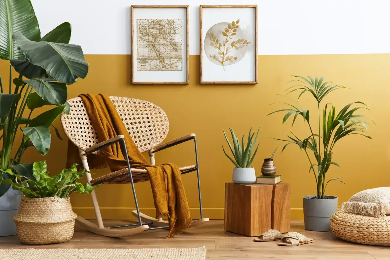 Musztardowy kolor pasuje do zieleni roślin i naturalnych materiał&oacute;w, tworząc przytulną, boho atmosferę.