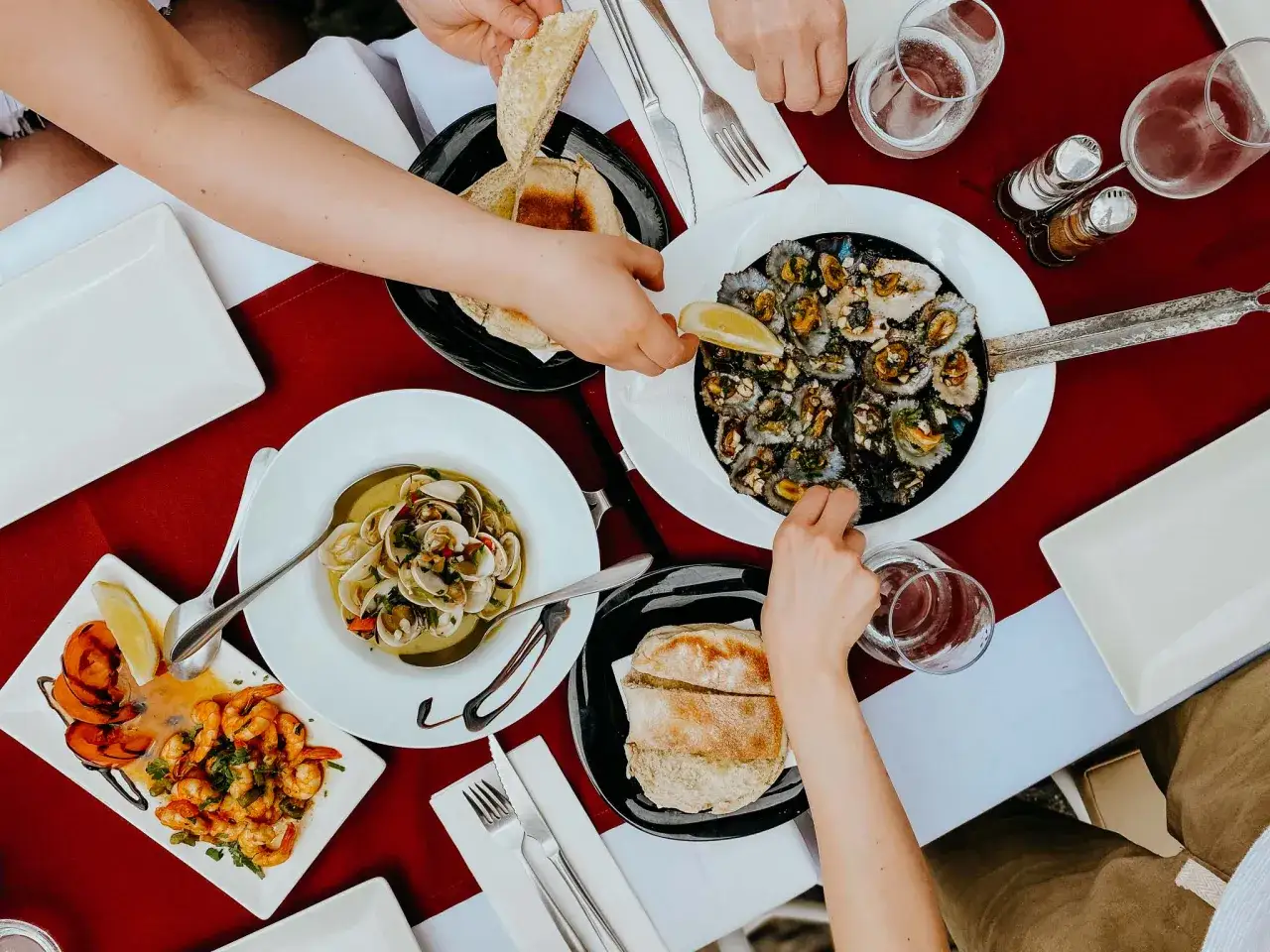 Pyszne owoce morza i pieczywo na stole. Idealne inspiracje, co przywieźć z Maderę do jedzenia.