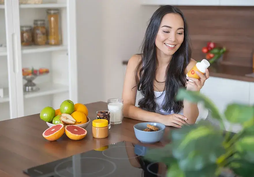 Osoba czytająca ulotkę suplementu diety