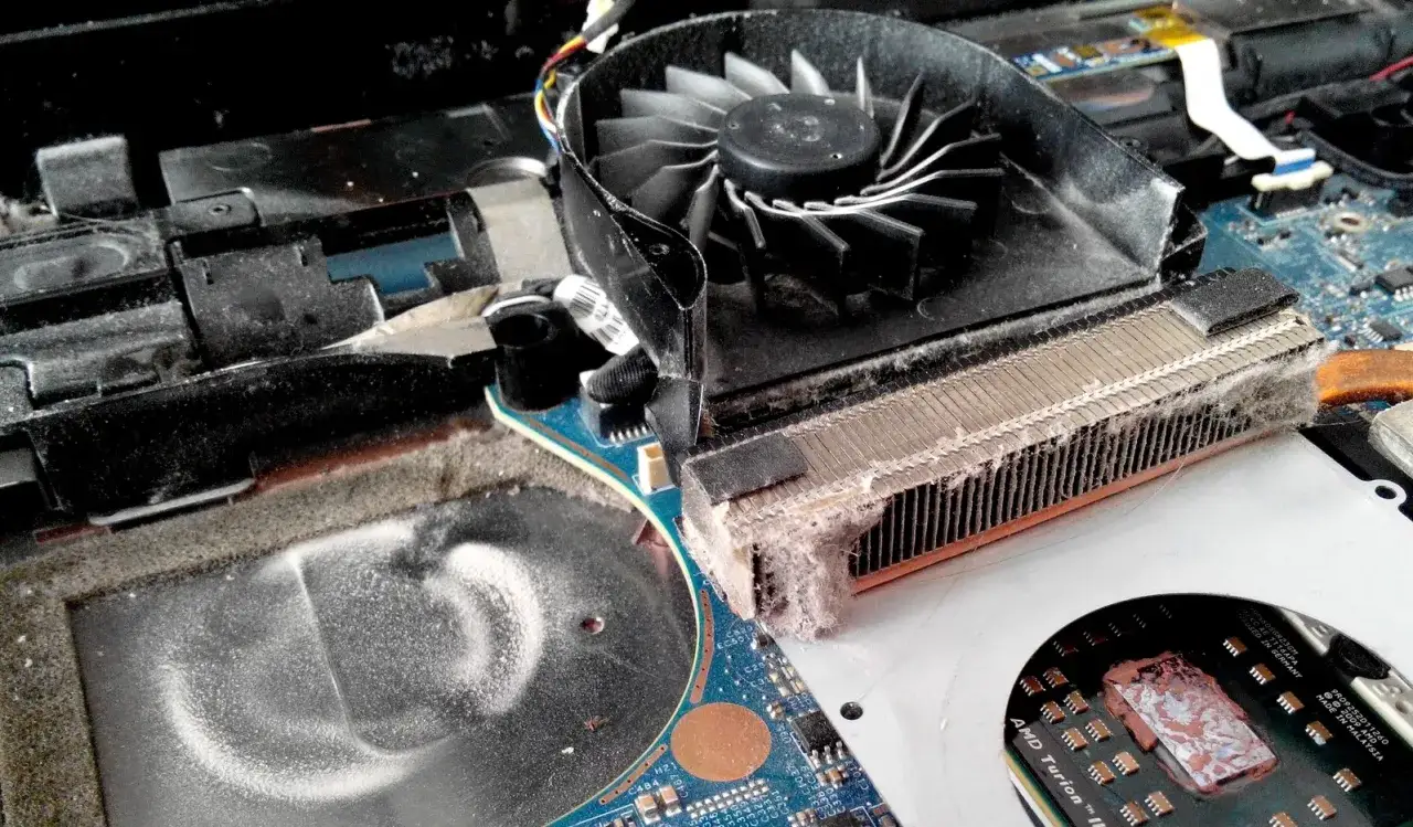 Zatkany kurzem wentylator i radiator laptopa. To częste objawy przegrzania laptopa, prowadzące do spowolnienia pracy i awarii.