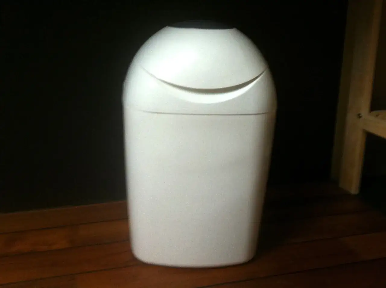 Rodzic wyrzucający pieluchę do kosza na śmieci