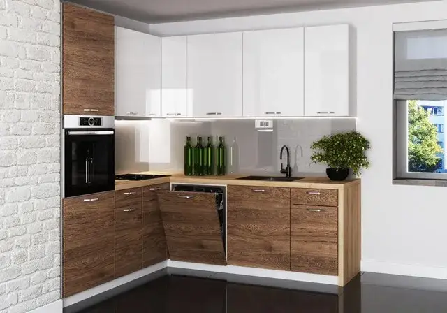 kuchnia brązowe meble jasne ściany