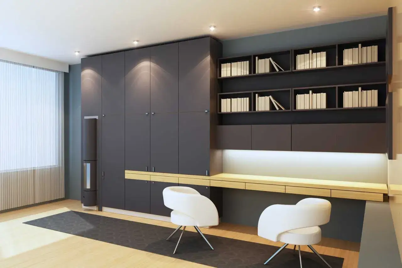 Nowoczesny gabinet w domu z dużą szafą, p&oacute;łkami z książkami i dwoma białymi fotelami.