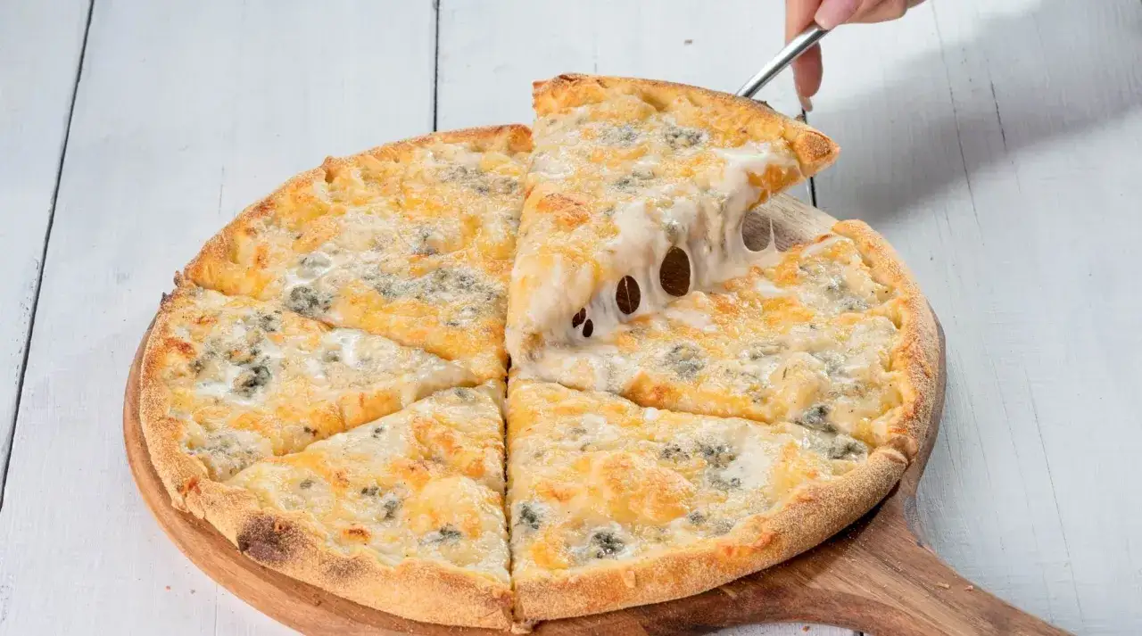 pizza z różnymi rodzajami sera