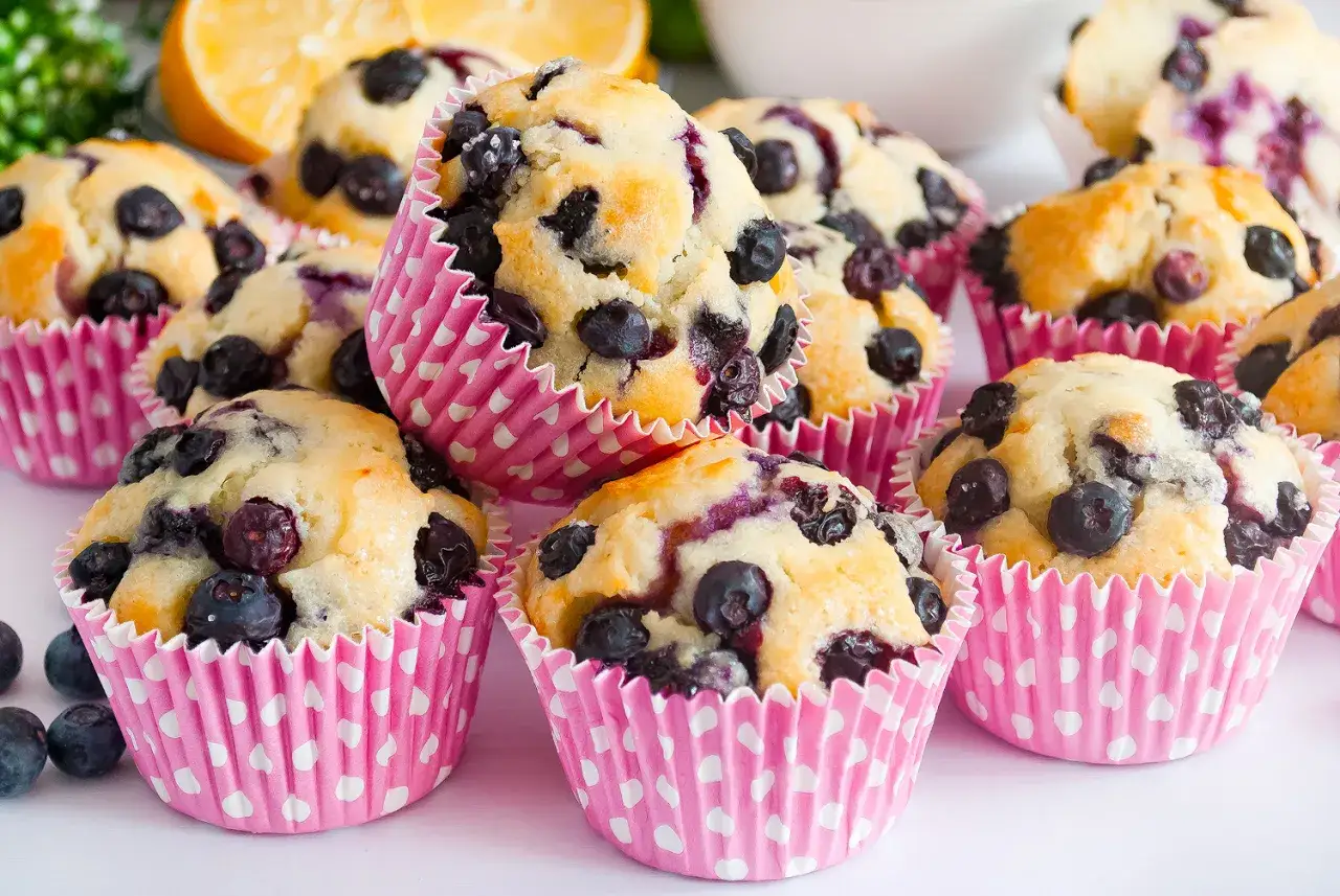 Pyszne muffinki z bor&oacute;wkami w r&oacute;żowych papilotkach z białymi groszkami. Idealne na deser lub śniadanie.