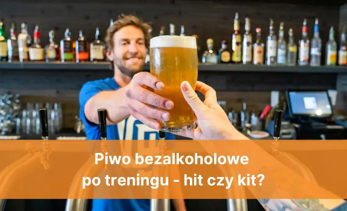sportowiec pije piwo bezalkoholowe po treningu, izotonik