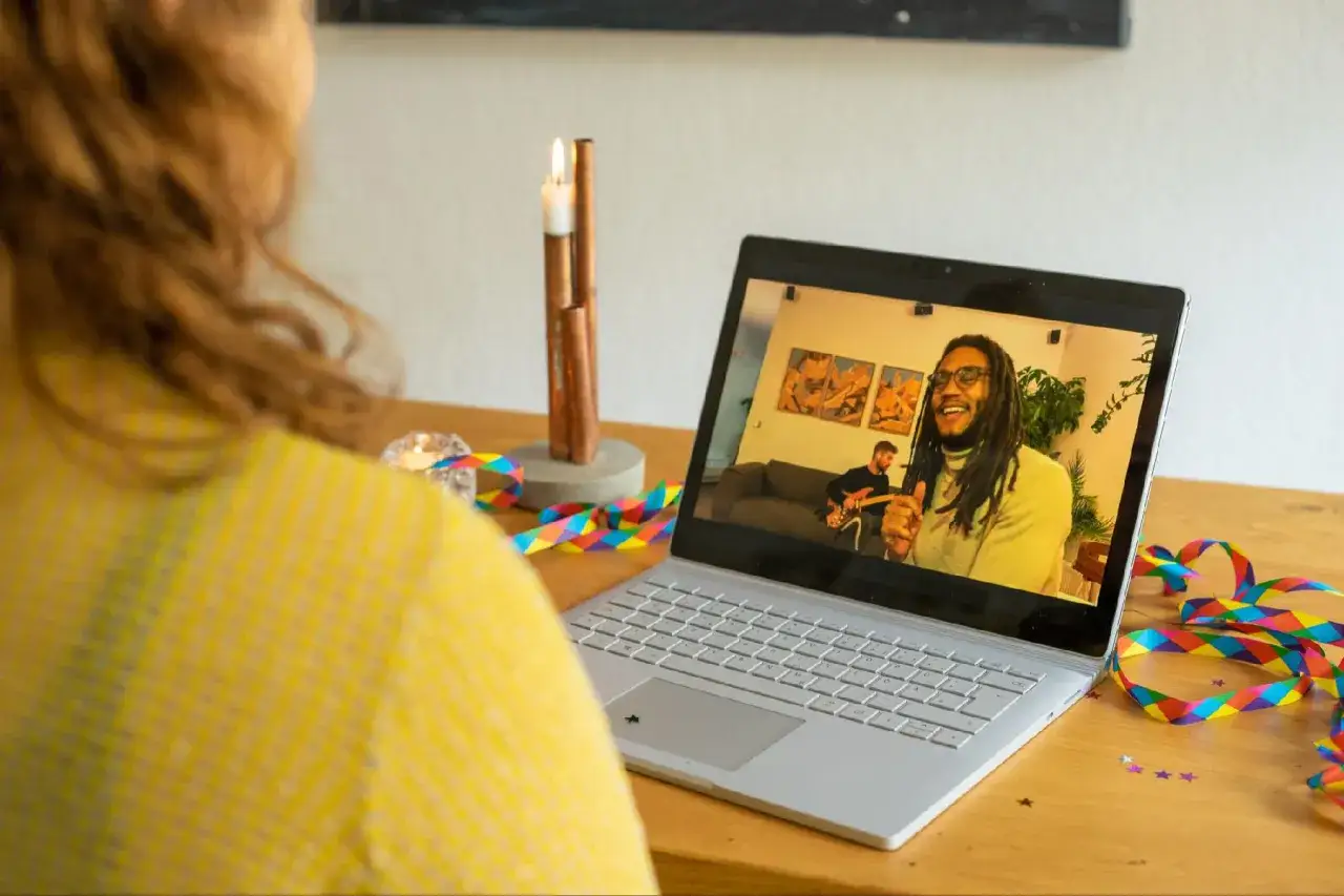 Person benutzt Laptop für Online-Musikerkennung