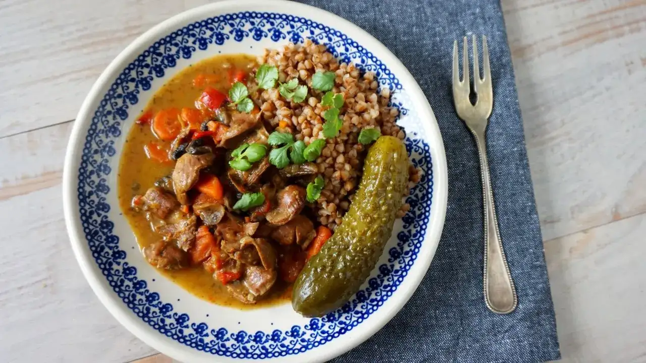 gulasz z żołądk&oacute;w drobiowych z kaszą gryczaną i og&oacute;rkiem kiszonym