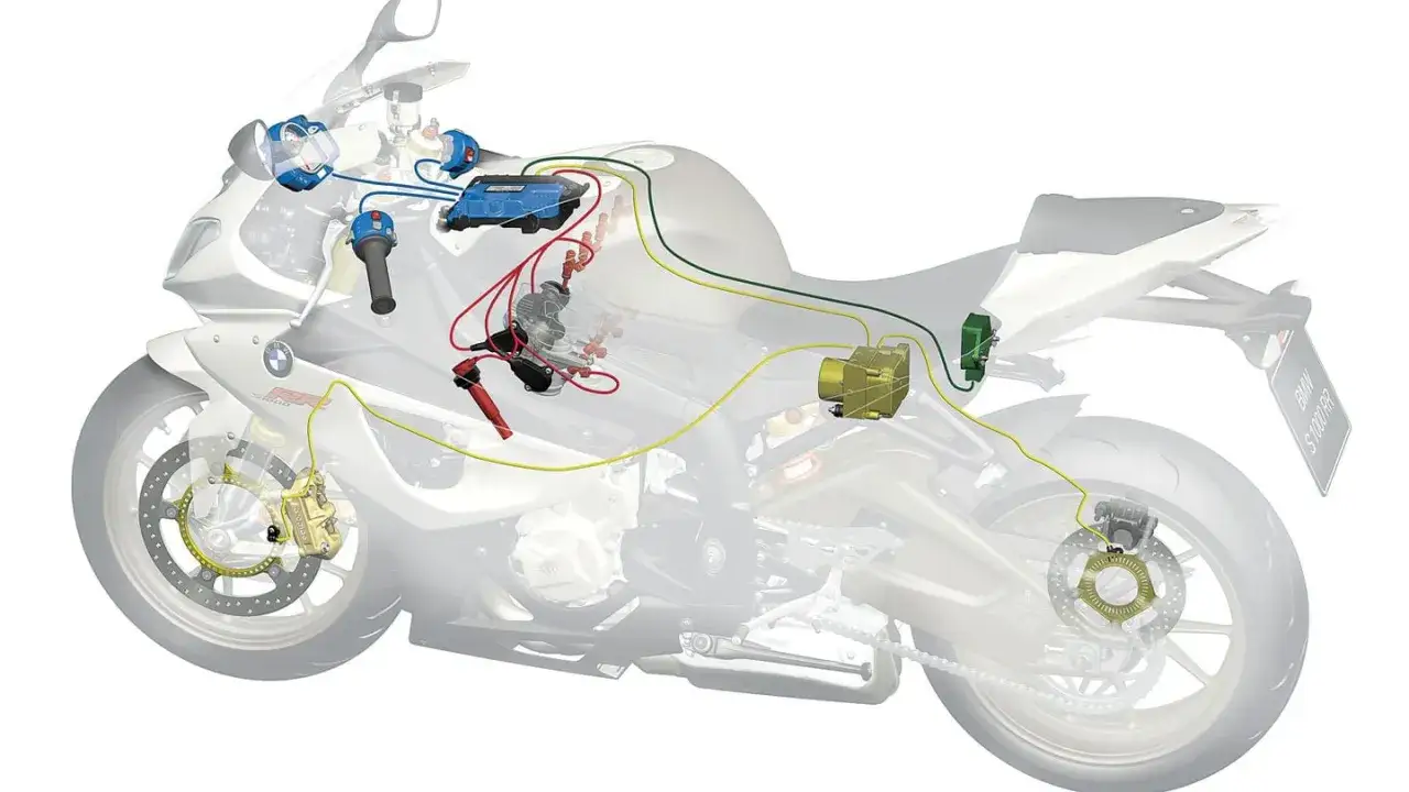 Schemat BMW S1000RR z elementami systemu kontroli trakcji. Jak działa kontrola trakcji? Zapobiega poślizgowi kół.