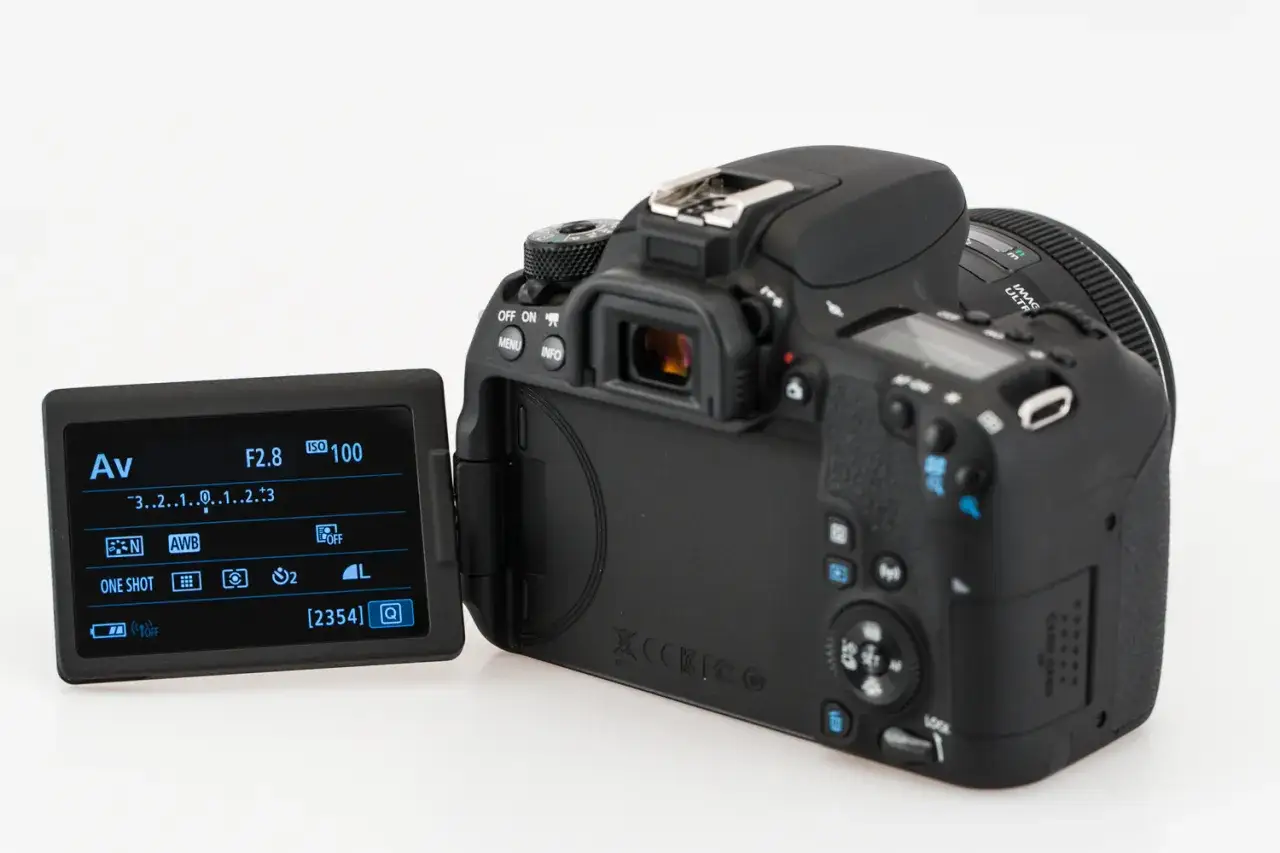Canon EOS 77D schemat budowy wnętrza lub matryca APS-C