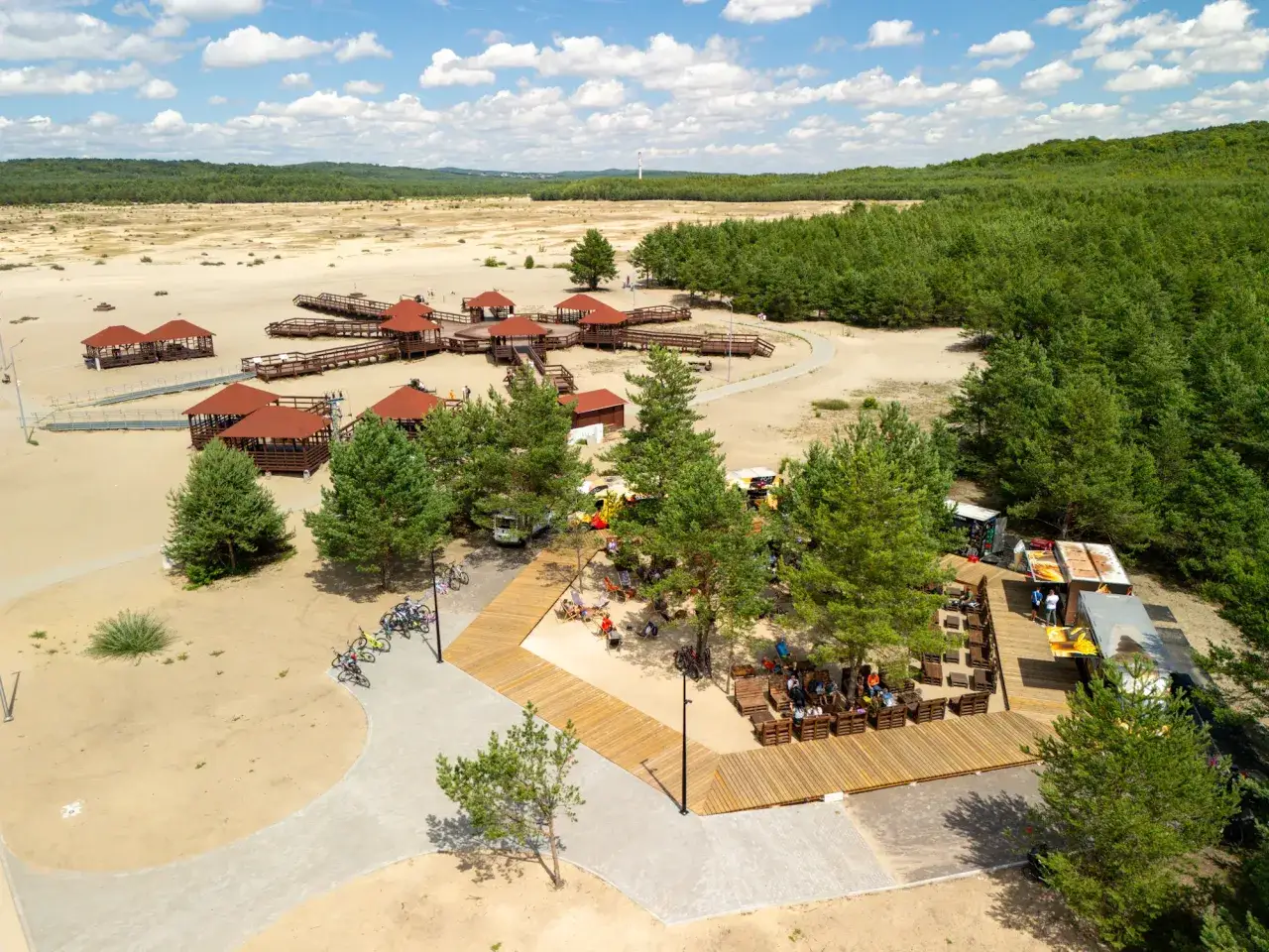 Pustynia Błędowska zachęca do odkrywania jej uroków na rowerze. Drewniane pomosty i altanki tworzą idealne miejsca do odpoczynku po rowerowej wycieczce.