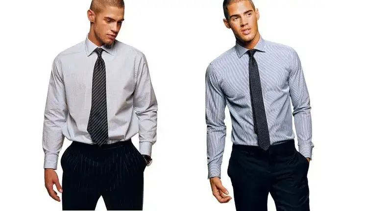 Mężczyzna w źle dobranej koszuli pod marynarką (np. kr&oacute;tki rękaw, zlewające się kolory)