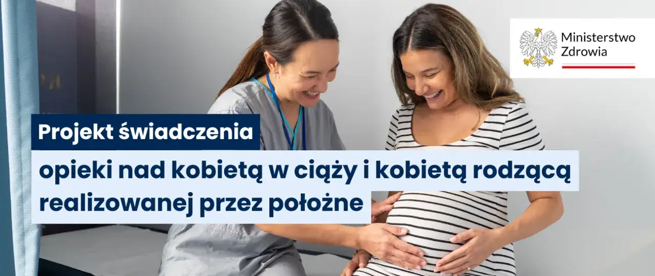 Uśmiechnięta położna wspiera ciężarną, pokazując, co należy się kobiecie w ciąży. Projekt świadczenia opieki nad kobietą w ciąży i rodzącą.