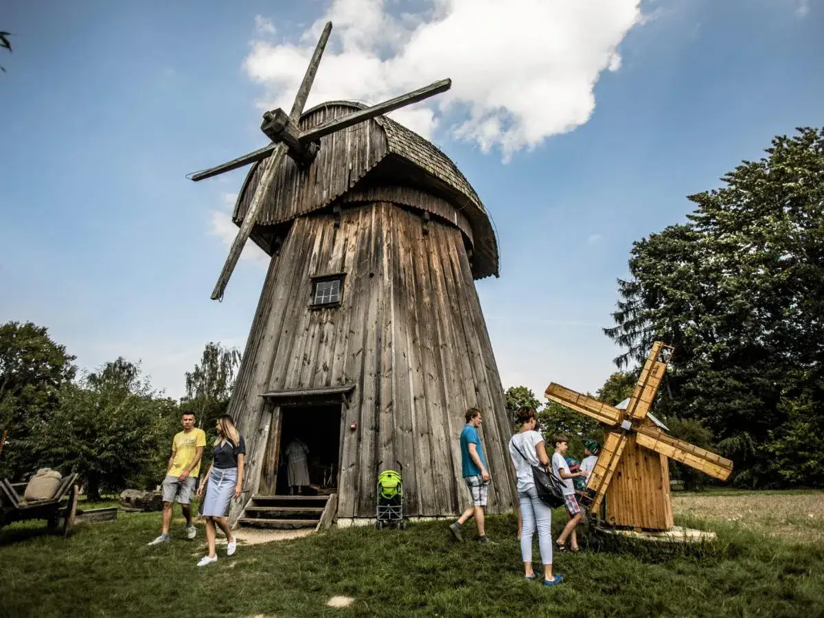 Drewniane wiatraki, gdzie rozgrywa się akcja 