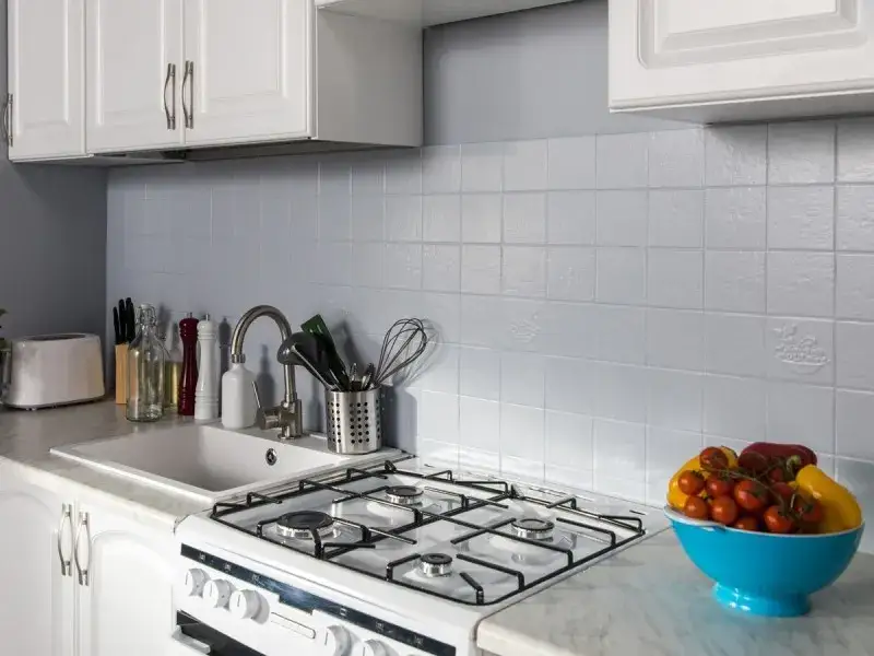 Zdjęcie Jak odnowić płytki w kuchni i zaoszczędzić na kosztach remontu