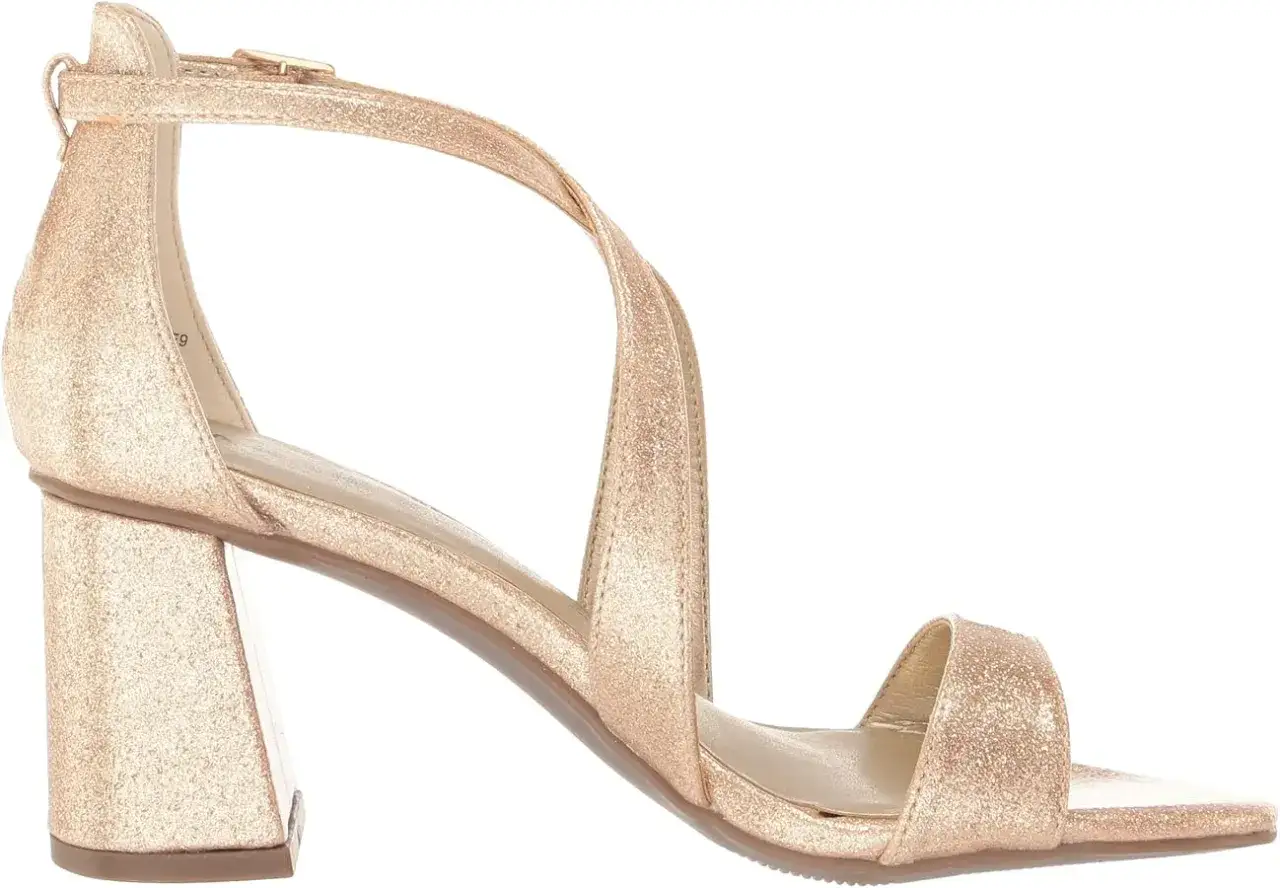 Zdjęcie Zapatos dorados de tac&oacute;n: tu gu&iacute;a experta para cada ocasi&oacute;n