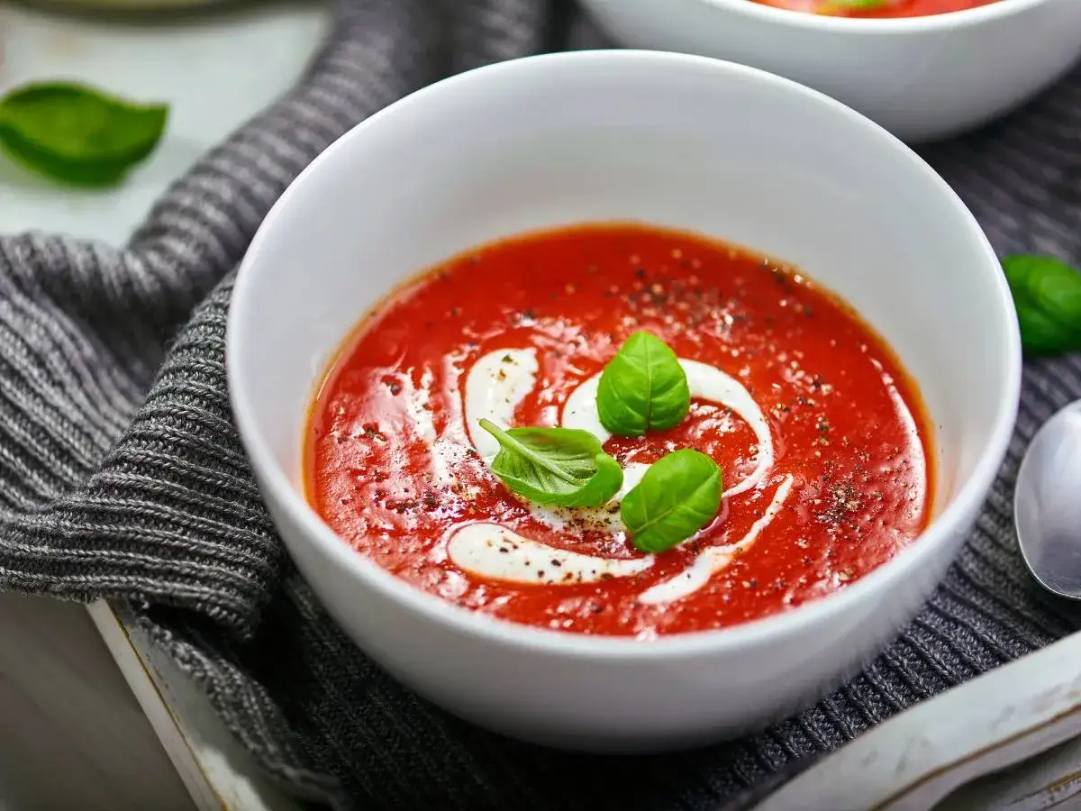 Zdjęcie Jaka śmietana do zupy pomidorowej, aby uniknąć mdłego smaku?