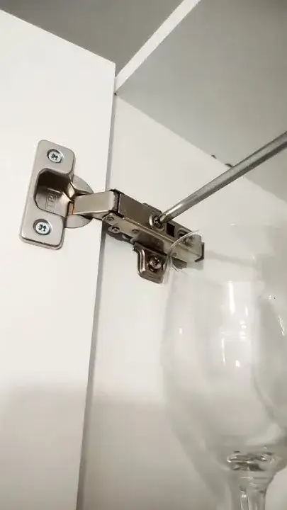 Zdjęcie Zawiasy w szafkach kuchennych: Prosty sposób na idealne dopasowanie drzwiczek