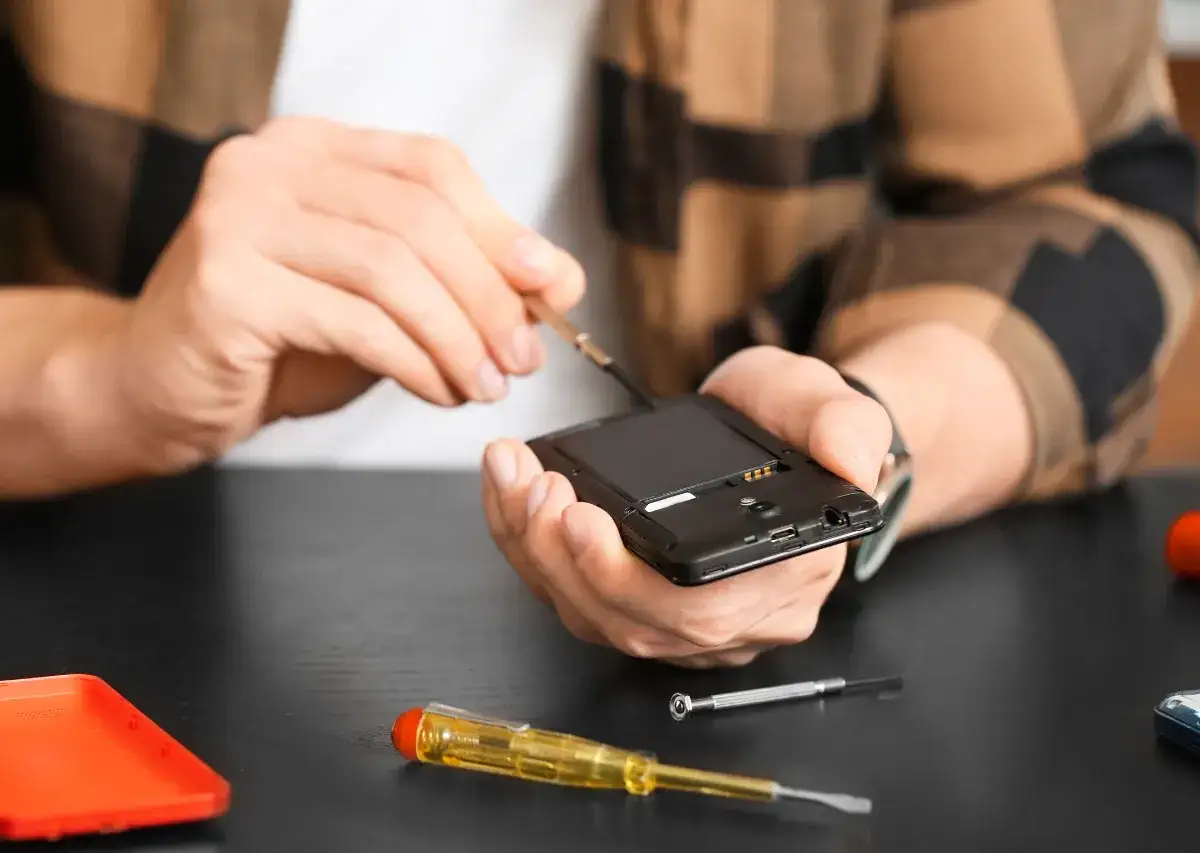 Zdjęcie Jak wymienić niewymienialną baterię w telefonie bez uszkodzeń