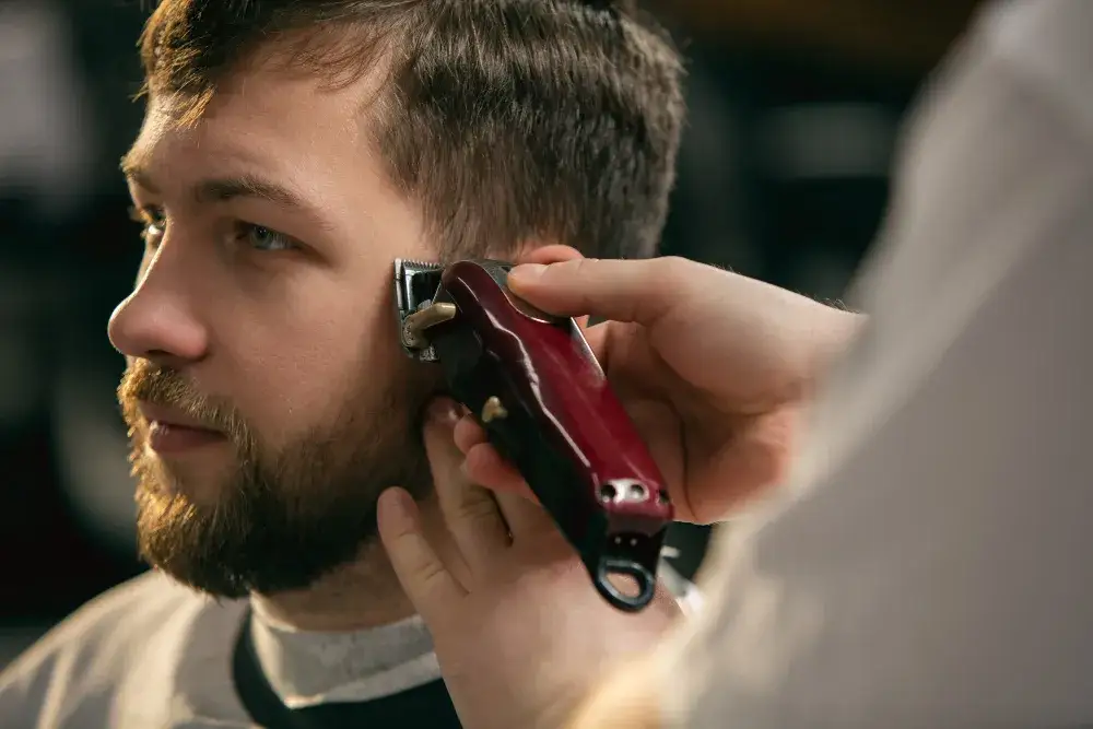 Zdjęcie Jak naostrzyć maszynkę do włosów - uniknij nieprzyjemnych strzyżeń