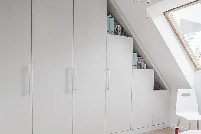 Zdjęcie Jak zrobić garderobę na poddaszu ze skosami, by zyskać więcej miejsca?