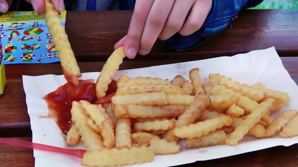 Zdjęcie Czy frytki są ciężkostrawne? Odkryj, jak uniknąć problem&oacute;w trawiennych