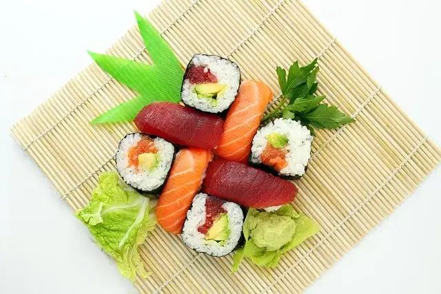 Zdjęcie Jak w co się zwija sushi? Odkryj sekrety idealnych rolek