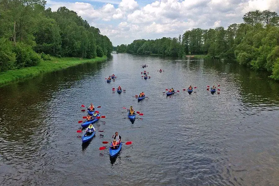 Zdjęcie Gdzie na kajaki w Łódzkiem? Najlepsze miejsca i trasy dla miłośników kajakarstwa