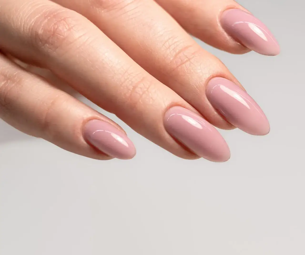 Zdjęcie Czy odżywkę do paznokci trzeba zmywać? Oto co musisz wiedzieć