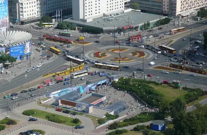 Zdjęcie Czy opiekun osoby niepełnosprawnej płaci za bilet w Warszawie? Sprawdź zasady ulg.