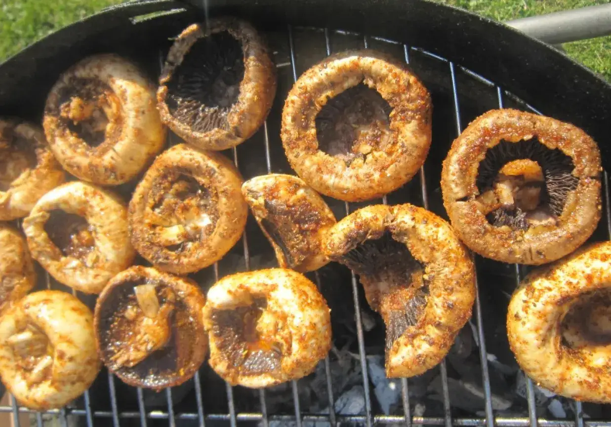 Zdjęcie Pyszne pieczarki z grilla z masłem czosnkowym. Prosty przepis krok po kroku