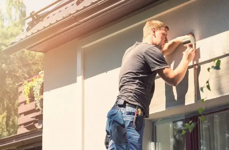 Zdjęcie Jak zamontować lampę na elewacji styropianowej bez ryzyka uszkodzeń