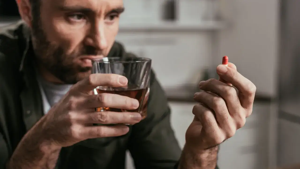 Zdjęcie Alkohol i antydepresanty: Ryzyko i skutki łączenia. Co musisz wiedzieć