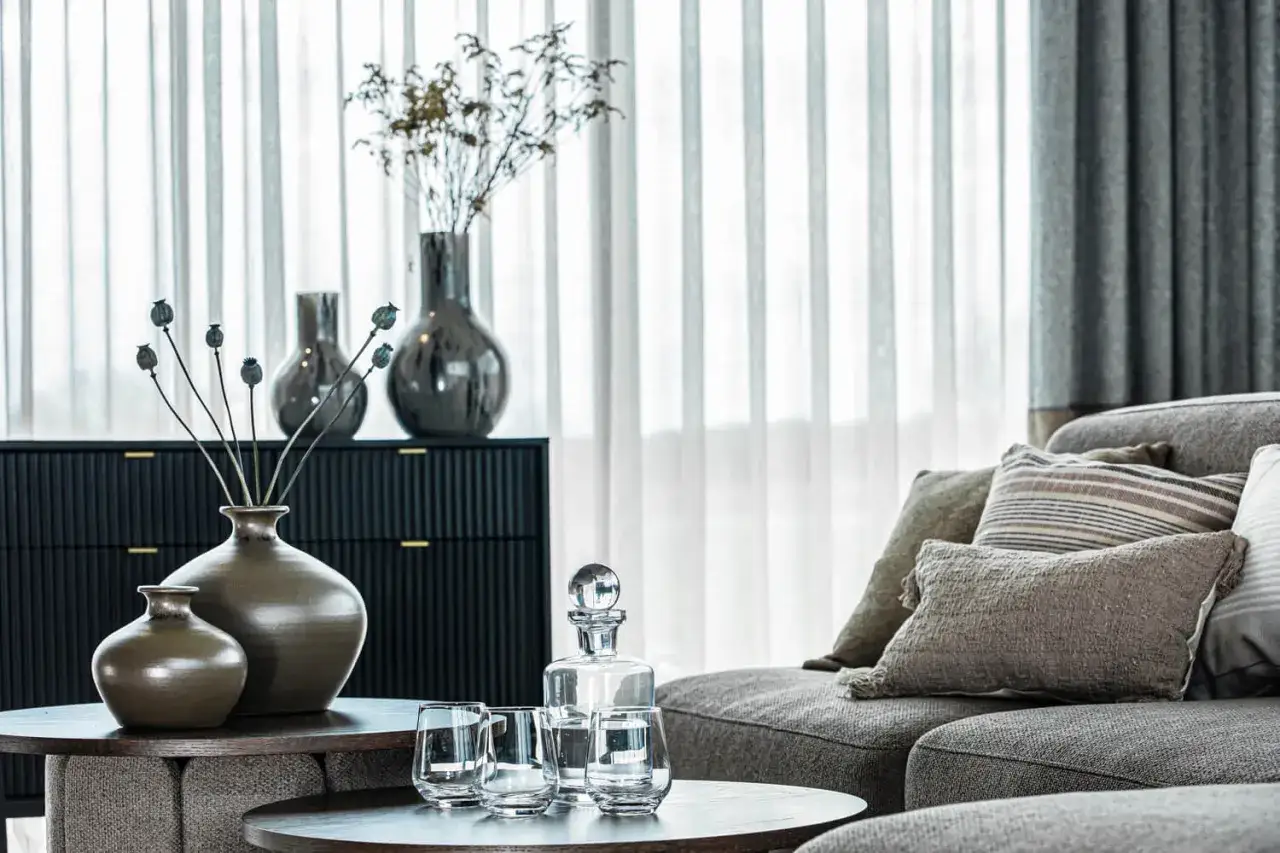 Zdjęcie Pusty kąt w salonie? 10+ pomysł&oacute;w na aranżację i funkcjonalność